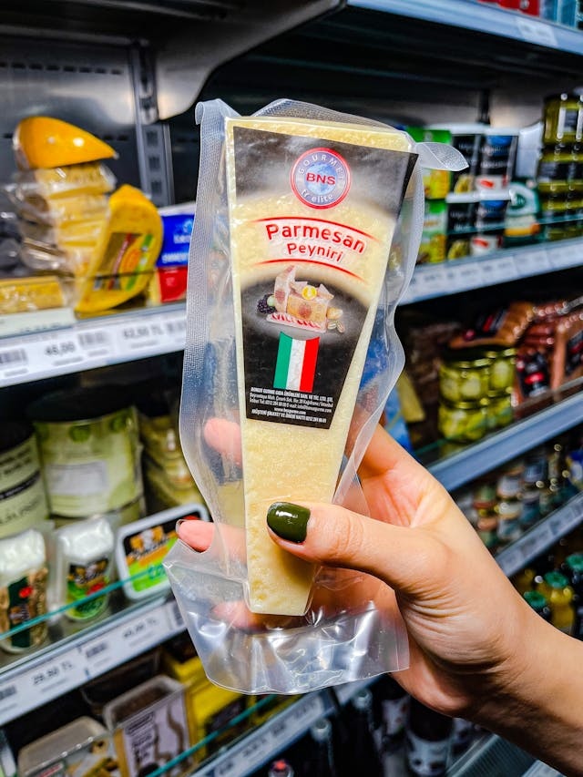 Parmezan ma laktozę poniżej 0,1 g na 100 g,