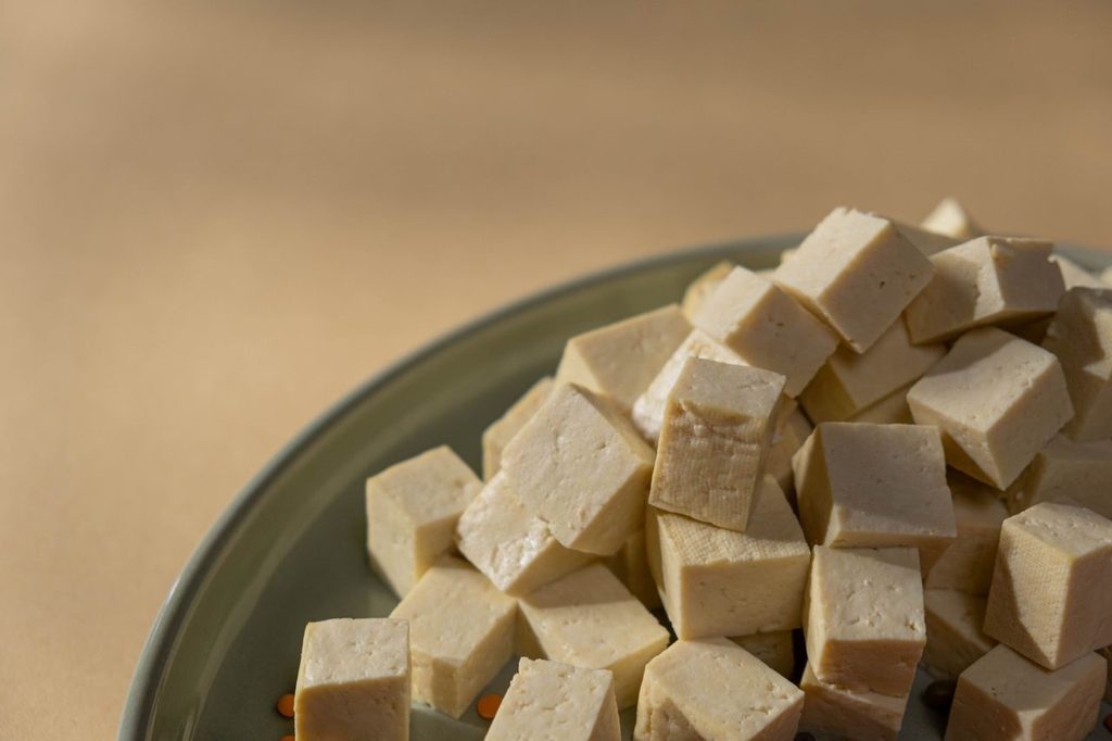 Produkty sojowe – tofu pokrojone w kostkę na talerzu